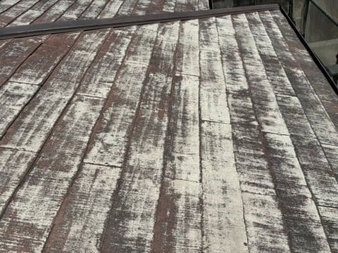 屋根下塗り1回目:吸い込み激しい状態(縦縞の白色染み込み)
