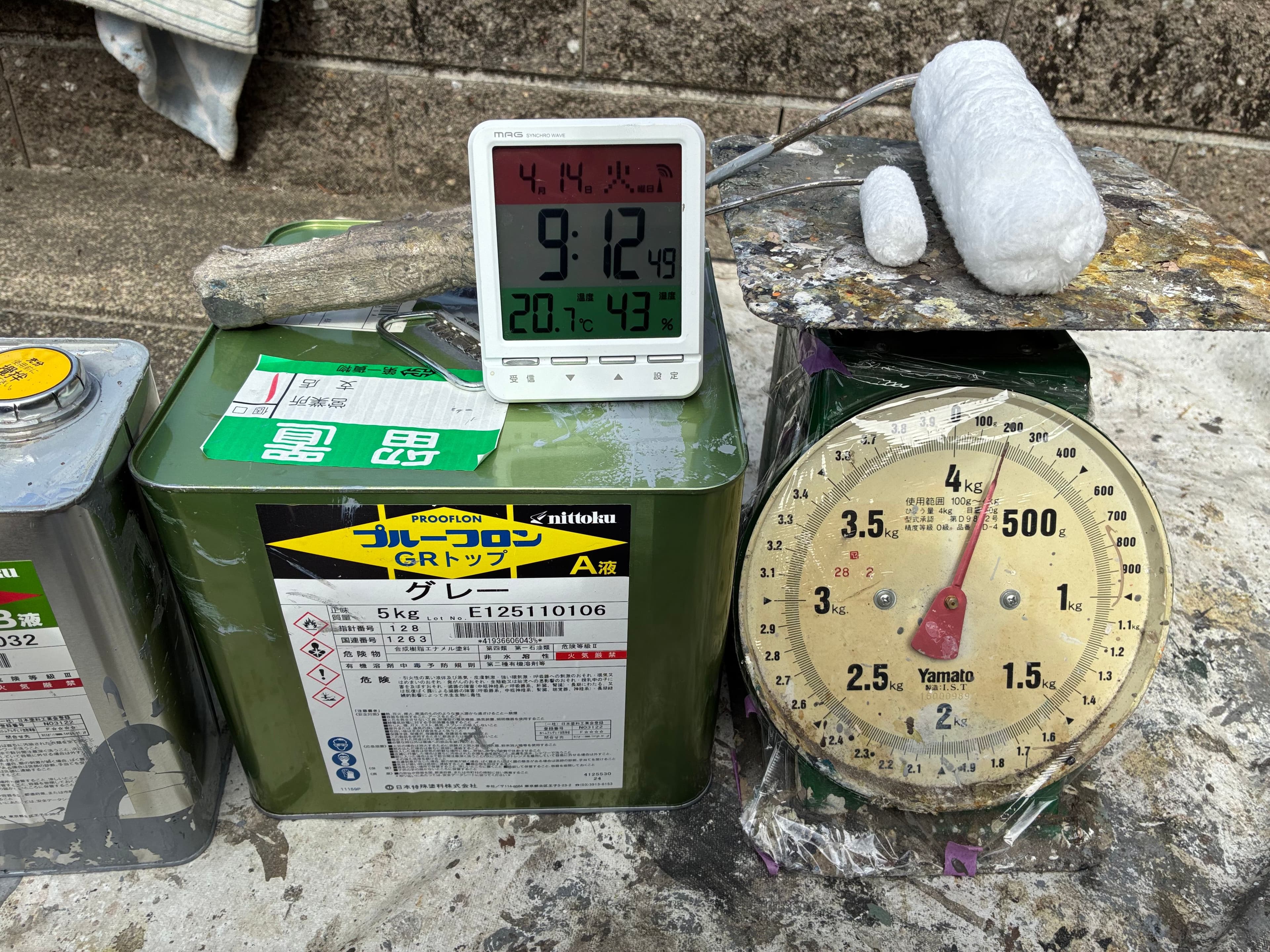 2液配合の計量と新品ローラー(プルーフロン 4月14日 20.7℃)